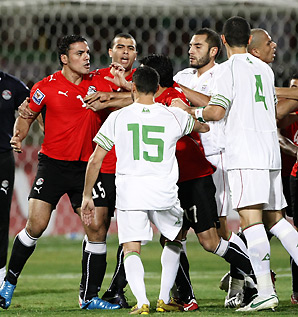 مشادات بين لاعبي مصر والجزائر وإنتقاد لتحكيم المباراة