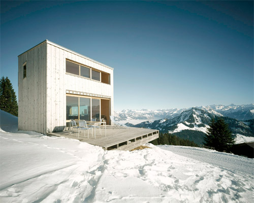 واجهات منازل حديثة في مناطق جبلية تحت الثلج