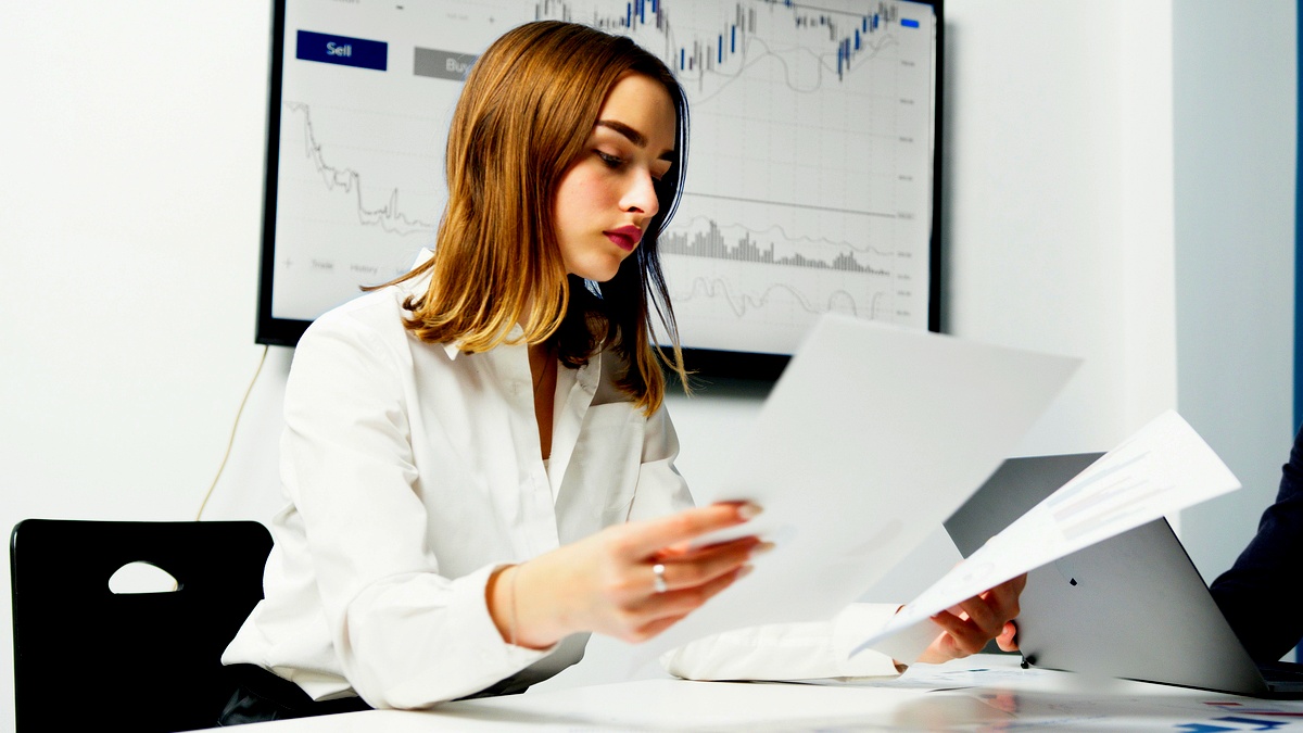 تحليل مقارن لجهود النحو والبلاغة في القرن العشرين