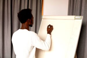 استراتيجيات مبتكرة لتطوير منهجية التكوين والإبداع