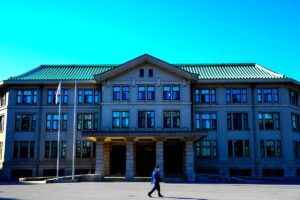 منهجية توزيع عبء الإثبات في المسائل المدنية: دراسة مقارنة 2024