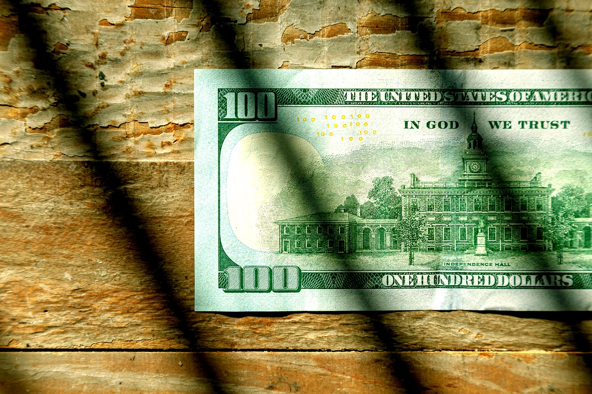 إطار نظري شامل حول تبييض الأموال وتأثيراته