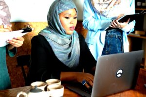 تحليل مقارن لجهود النحو والبلاغة في ليبيا