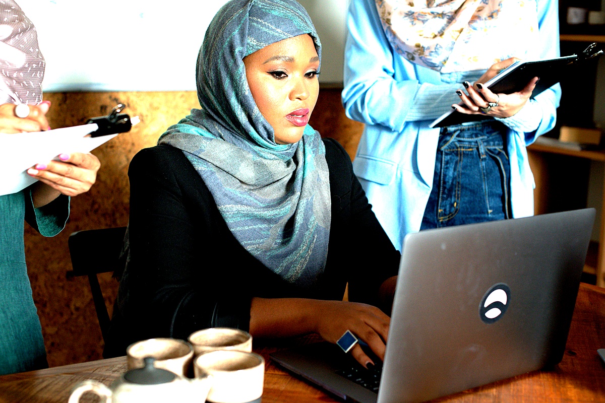 تحليل مقارن لجهود النحو والبلاغة في ليبيا