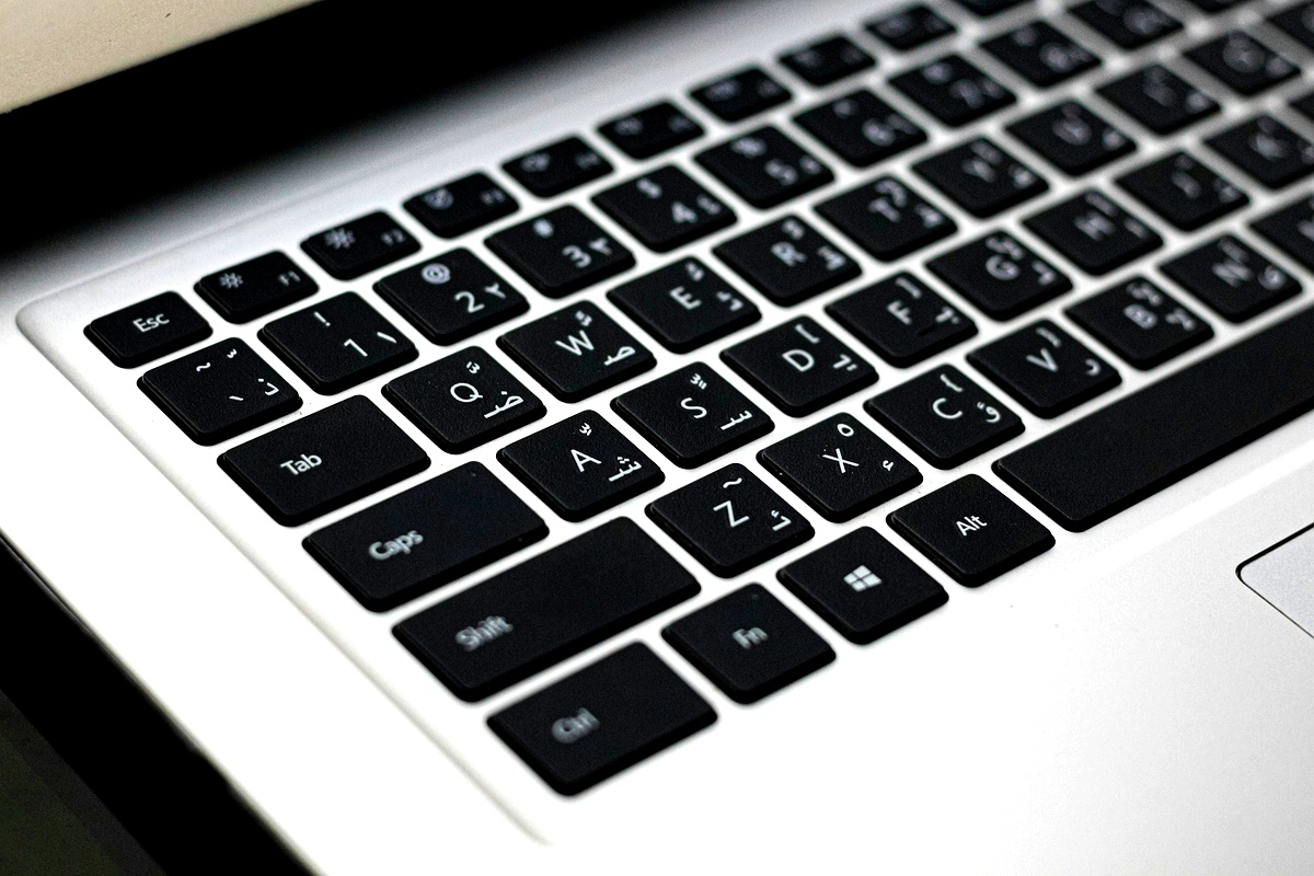 التجديد التكنولوجي في النحو والبلاغة: دراسة شاملة